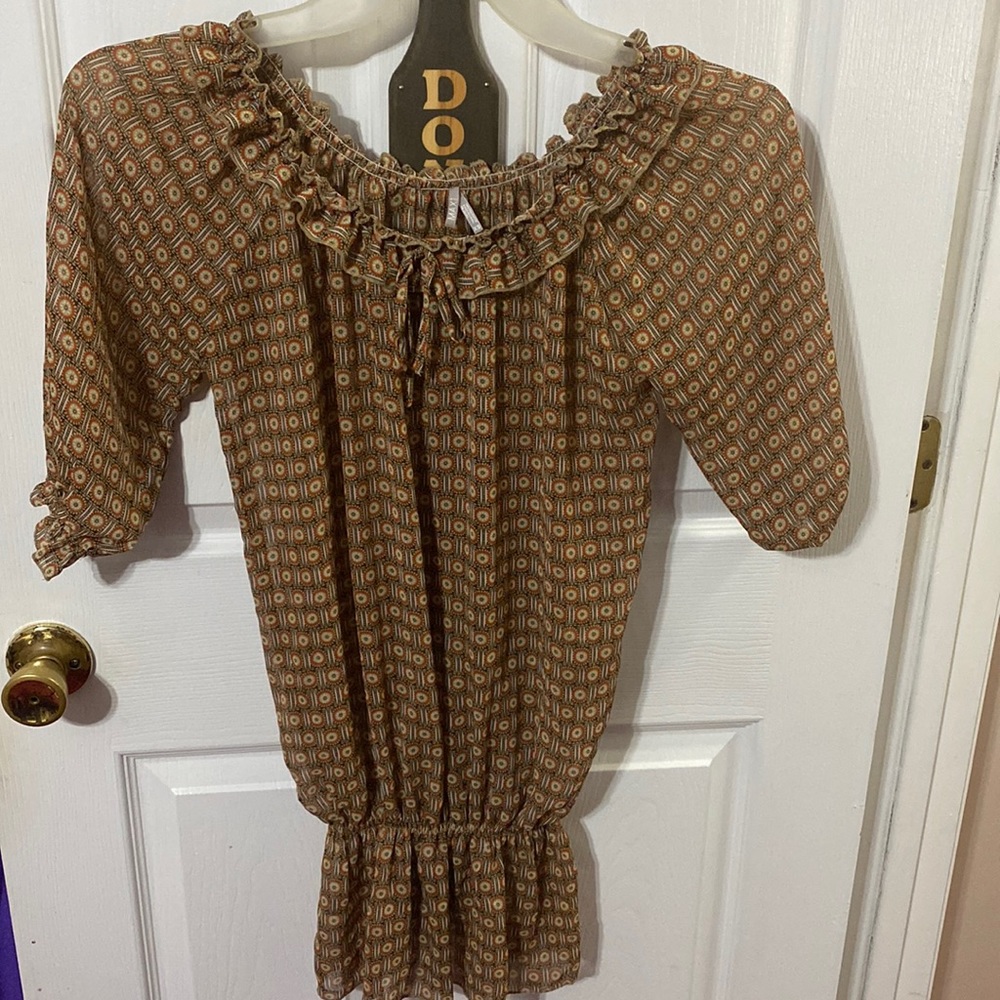 MAX rave ladies short sleeve blouse with ruffle elastic collar; size XS